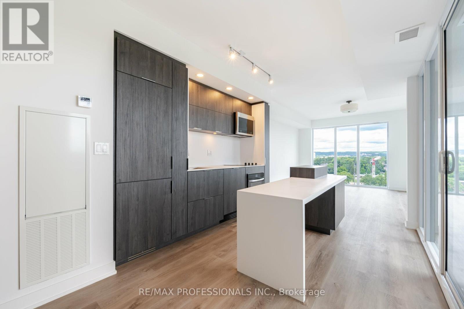 1011 - 370 Martha Street, Burlington, Ontario  L7R 2P7 - Photo 7 - W12866162