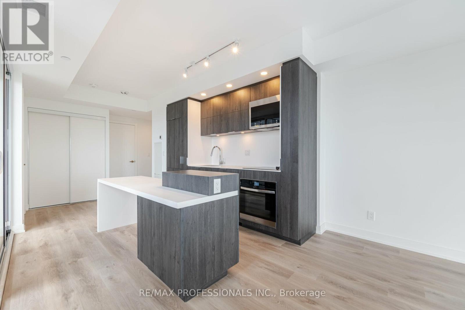 1011 - 370 Martha Street, Burlington, Ontario  L7R 2P7 - Photo 9 - W12866162