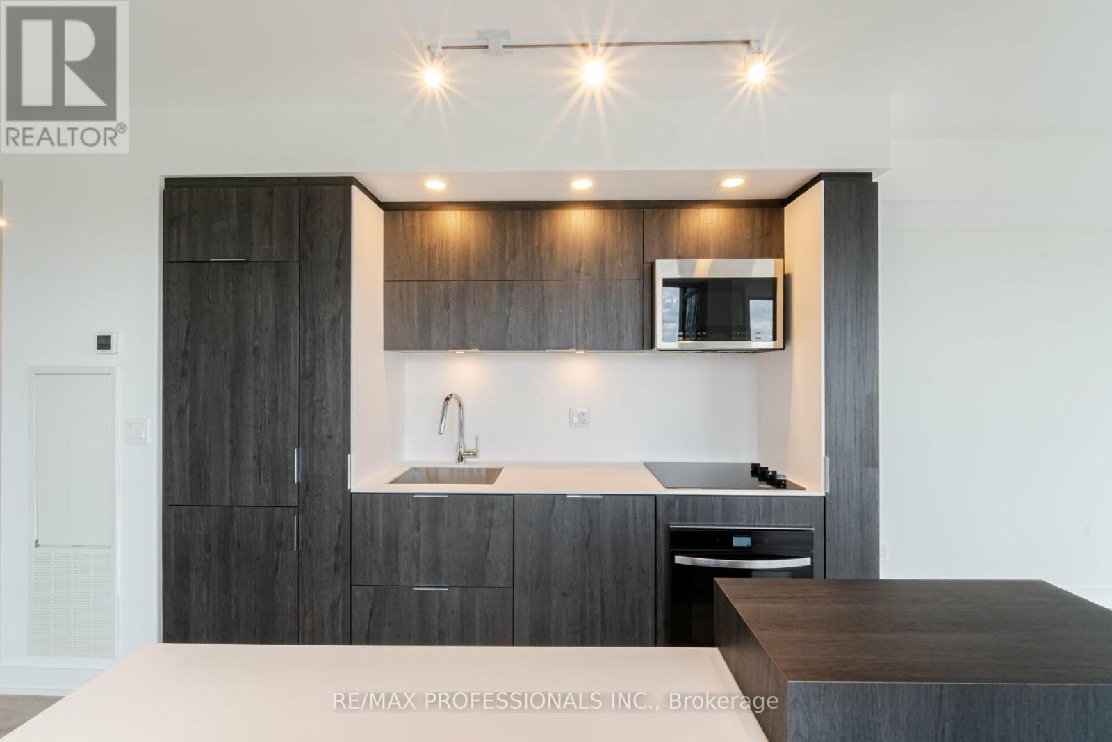 1011 - 370 Martha Street, Burlington, Ontario  L7R 2P7 - Photo 8 - W12866162