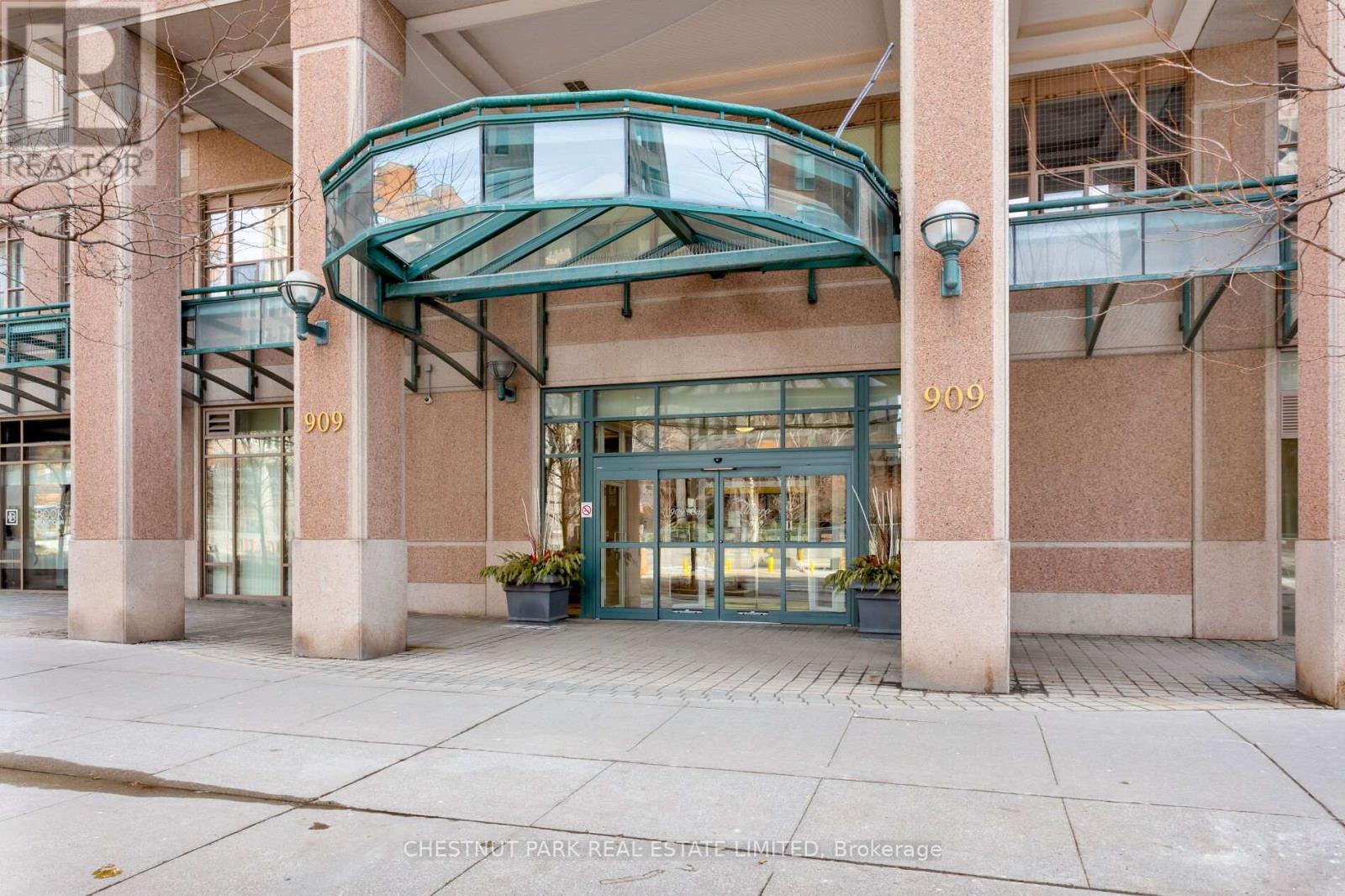 710 - 909 Bay Street, Toronto, Ontario  M5S 3G2 - Photo 2 - C12866554