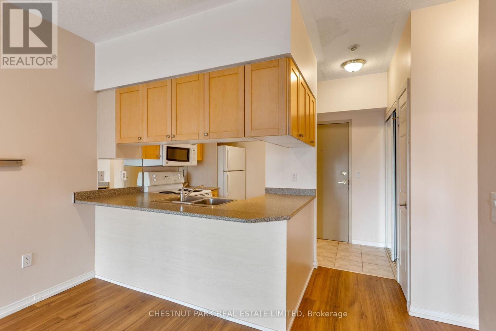 710 - 909 Bay Street, Toronto, Ontario  M5S 3G2 - Photo 4 - C12866554