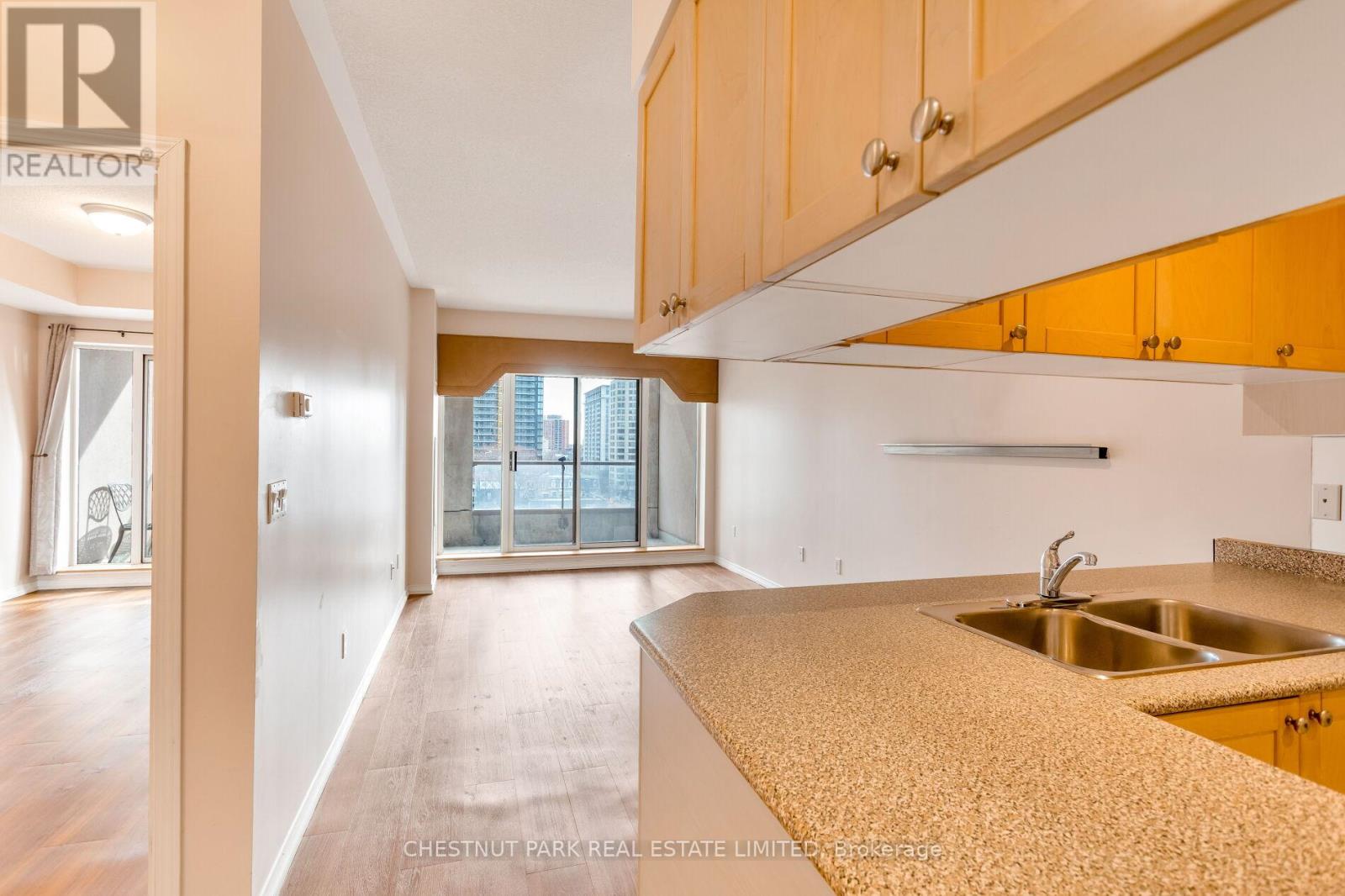 710 - 909 Bay Street, Toronto, Ontario  M5S 3G2 - Photo 5 - C12866554