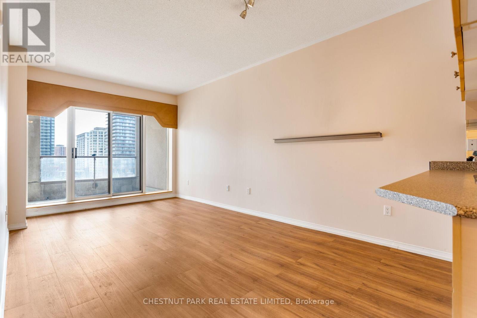 710 - 909 Bay Street, Toronto, Ontario  M5S 3G2 - Photo 7 - C12866554