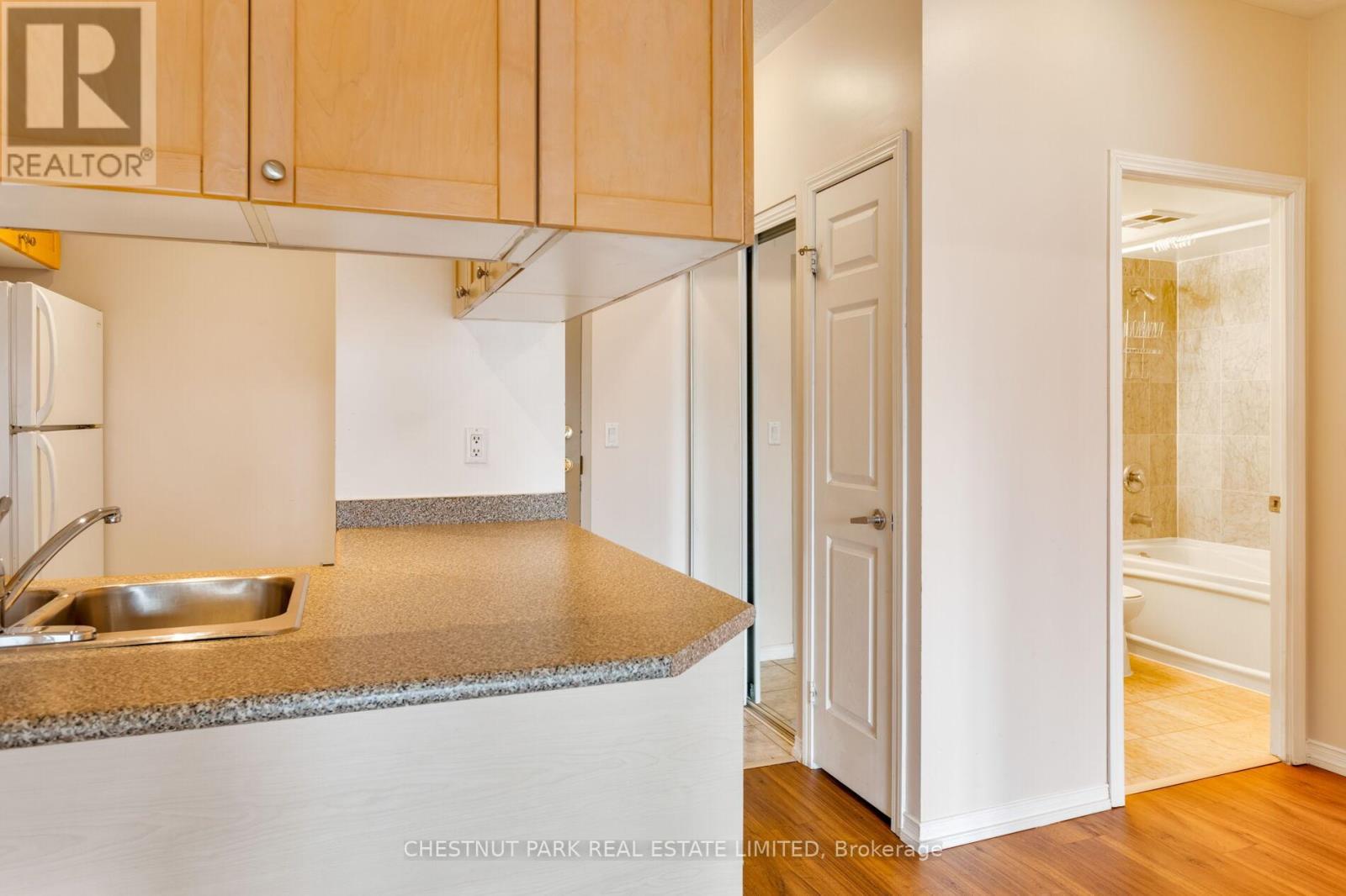 710 - 909 Bay Street, Toronto, Ontario  M5S 3G2 - Photo 15 - C12866558