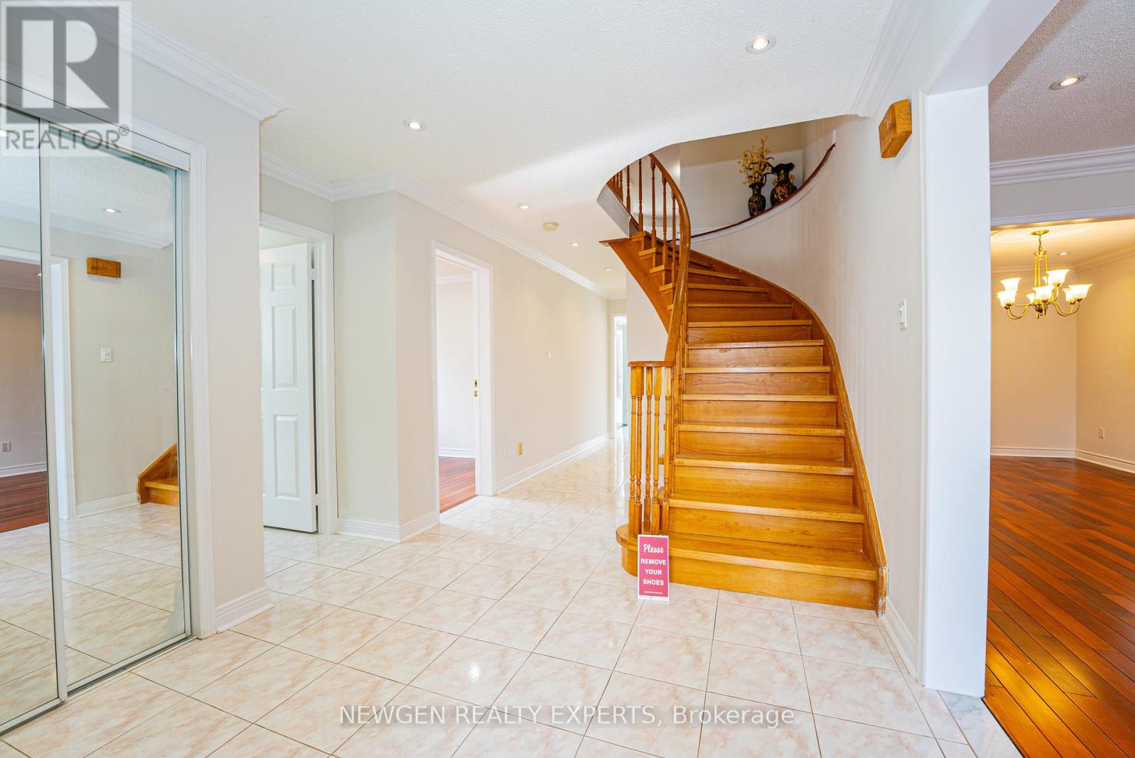 609 Yorkminster Crescent, Mississauga, Ontario  L5R 2A1 - Photo 4 - W12866374