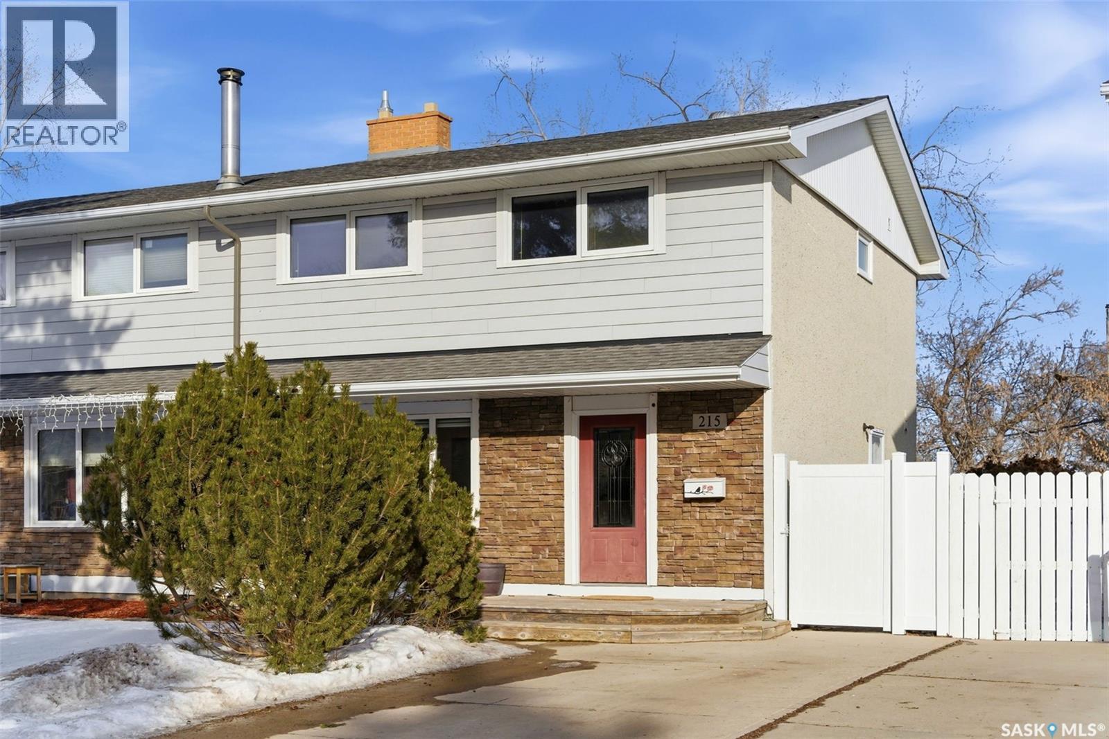 215 Dorothy Street, Regina, Saskatchewan  S4T 5V7 - Photo 1 - SK030055