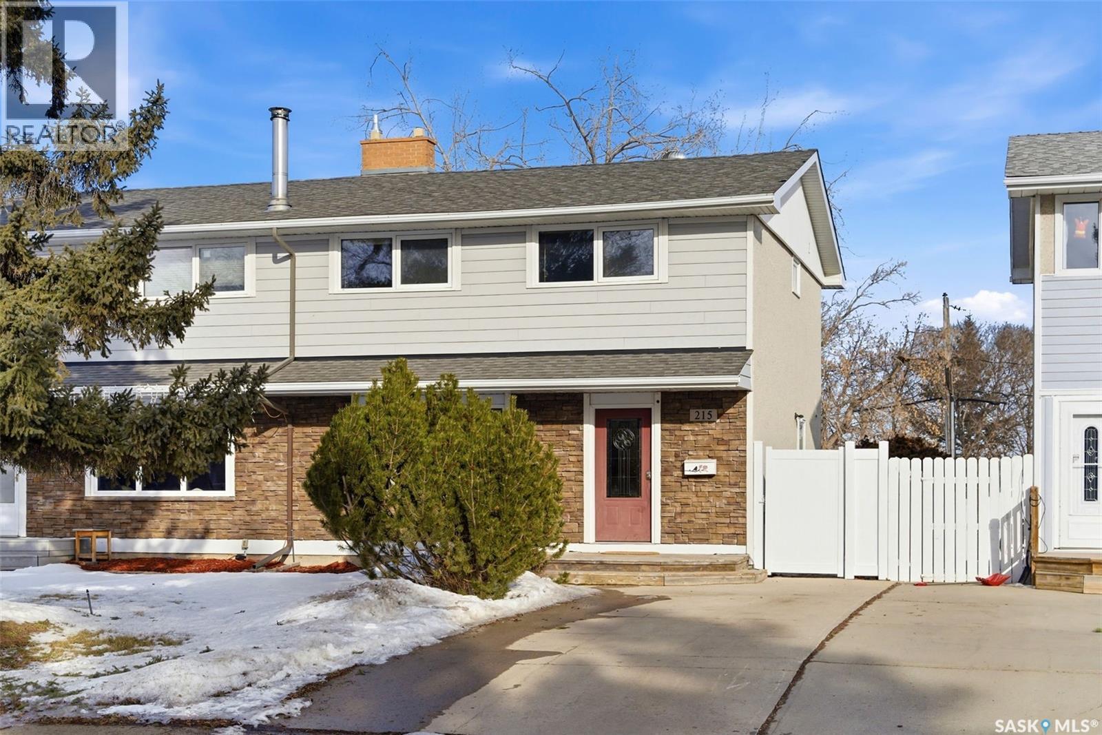 215 Dorothy Street, Regina, Saskatchewan  S4T 5V7 - Photo 2 - SK030055