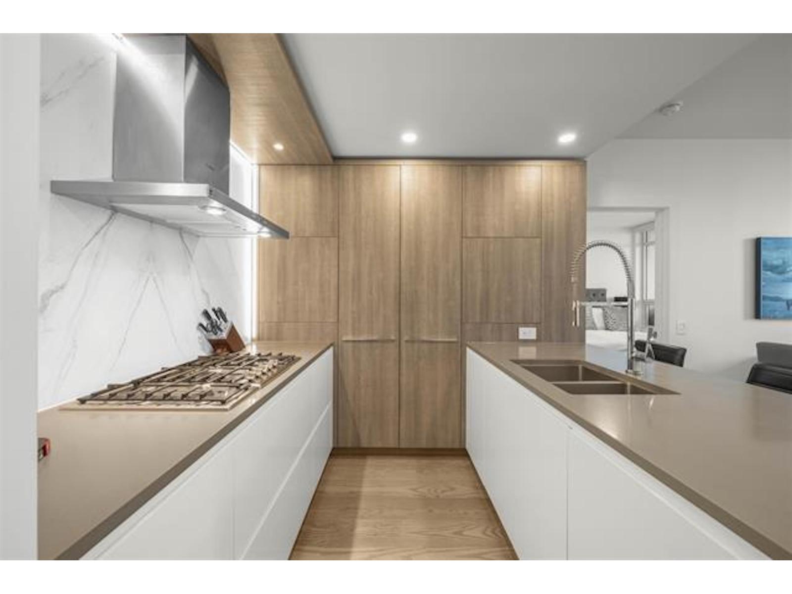 501 15165 Thrift Avenue, White Rock, British Columbia  V4B 0C1 - Photo 2 - R3097129