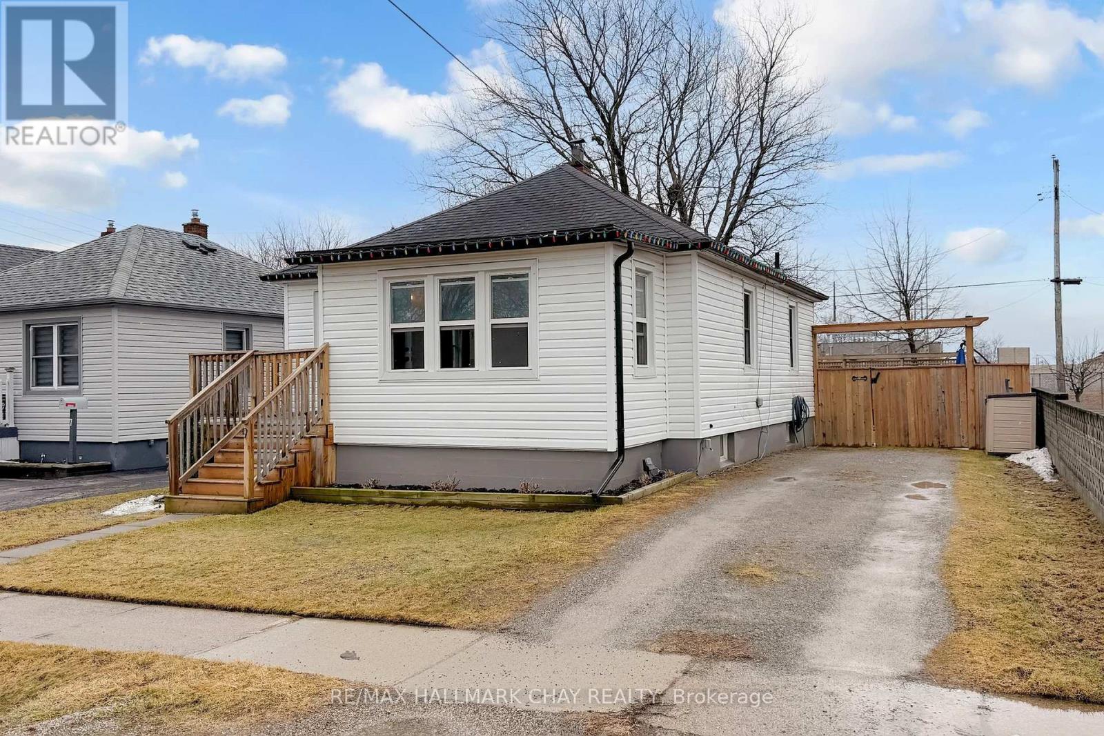 9 Bolton Avenue, Thorold, Ontario  L2V 3H5 - Photo 2 - X12866520