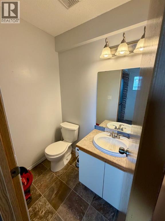 79 Greenham Drive, Red Deer, Alberta  T2P 3J9 - Photo 8 - A2291686