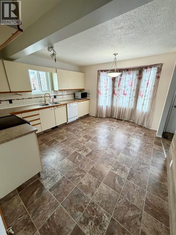 79 Greenham Drive, Red Deer, Alberta  T2P 3J9 - Photo 6 - A2291686