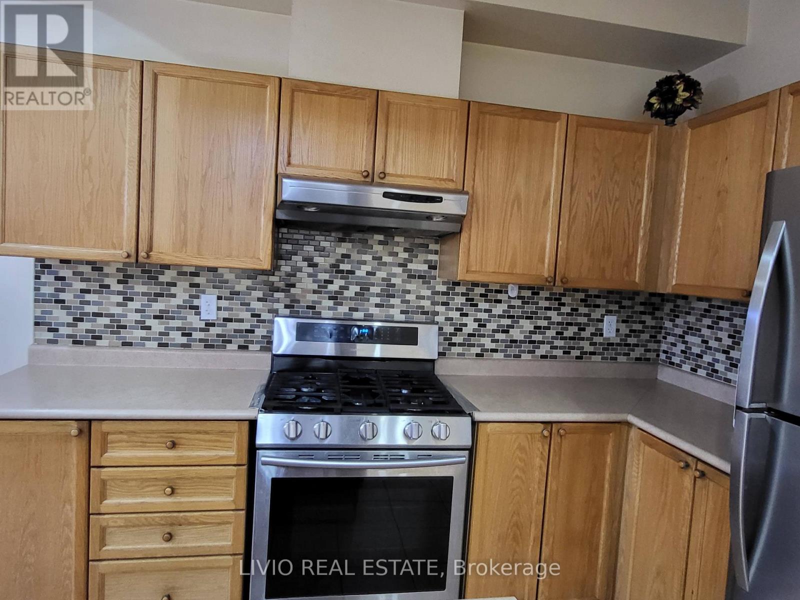 14 Pennyroyal Crescent, Brampton, Ontario  L6S 6J8 - Photo 10 - W12855502