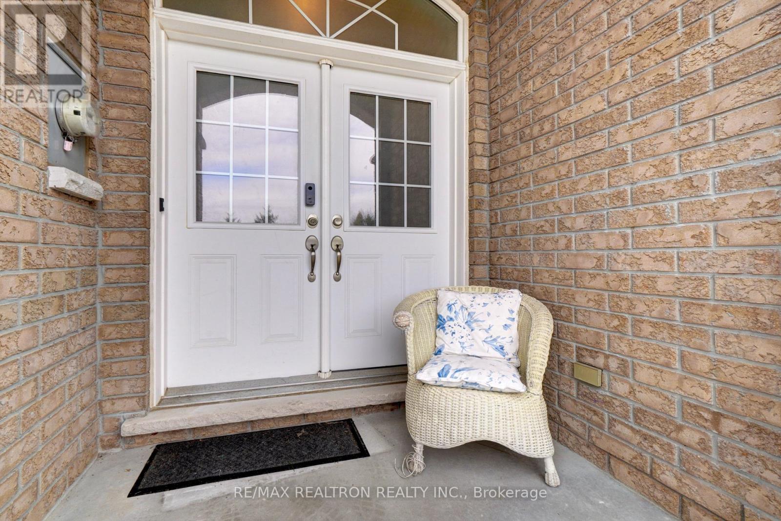 13 Arthur Case Crescent, East Gwillimbury, Ontario  L0G 1M0 - Photo 3 - N12866642