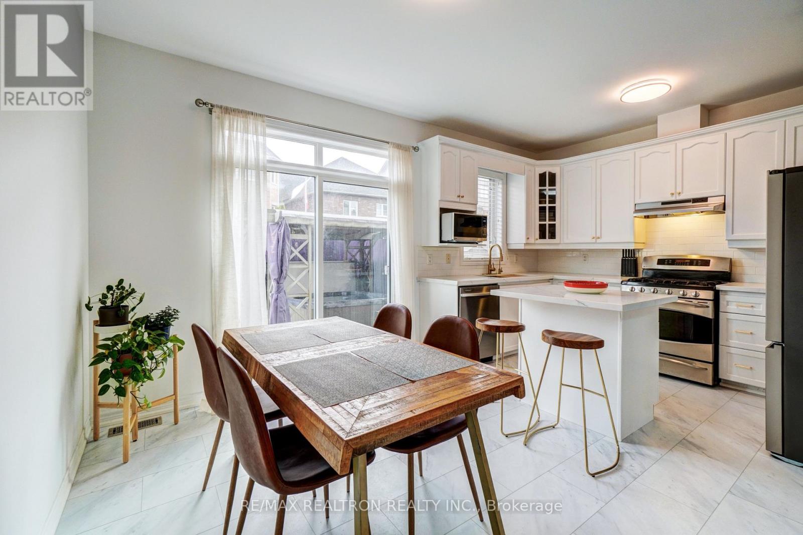 13 Arthur Case Crescent, East Gwillimbury, Ontario  L0G 1M0 - Photo 9 - N12866642