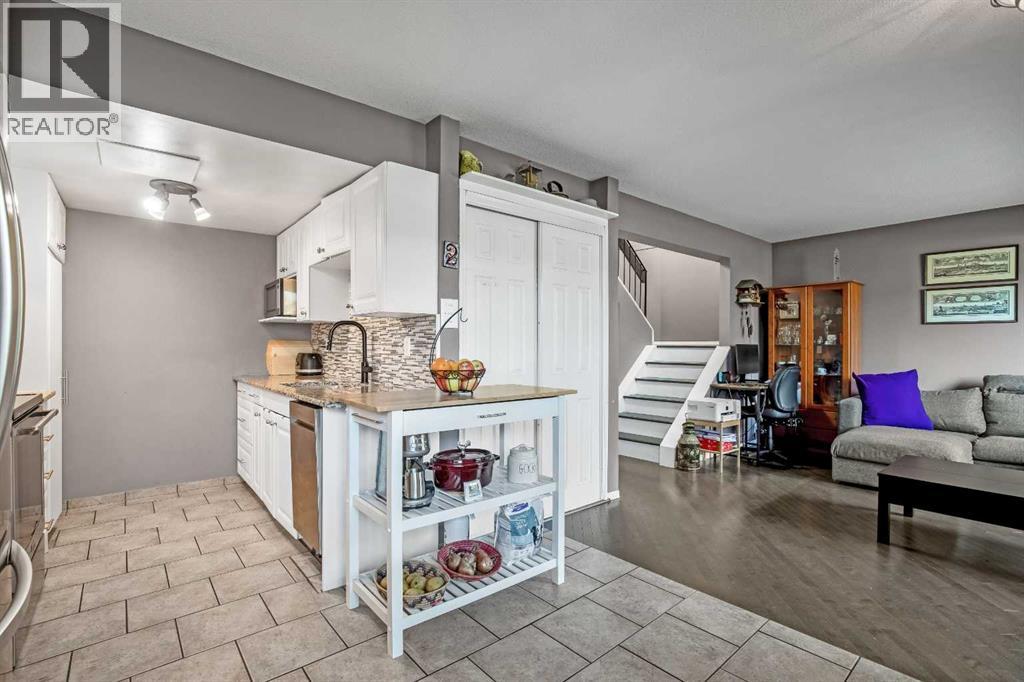 2, 1055 72 Avenue Nw, Calgary, Alberta  T2K 5S4 - Photo 3 - A2290768