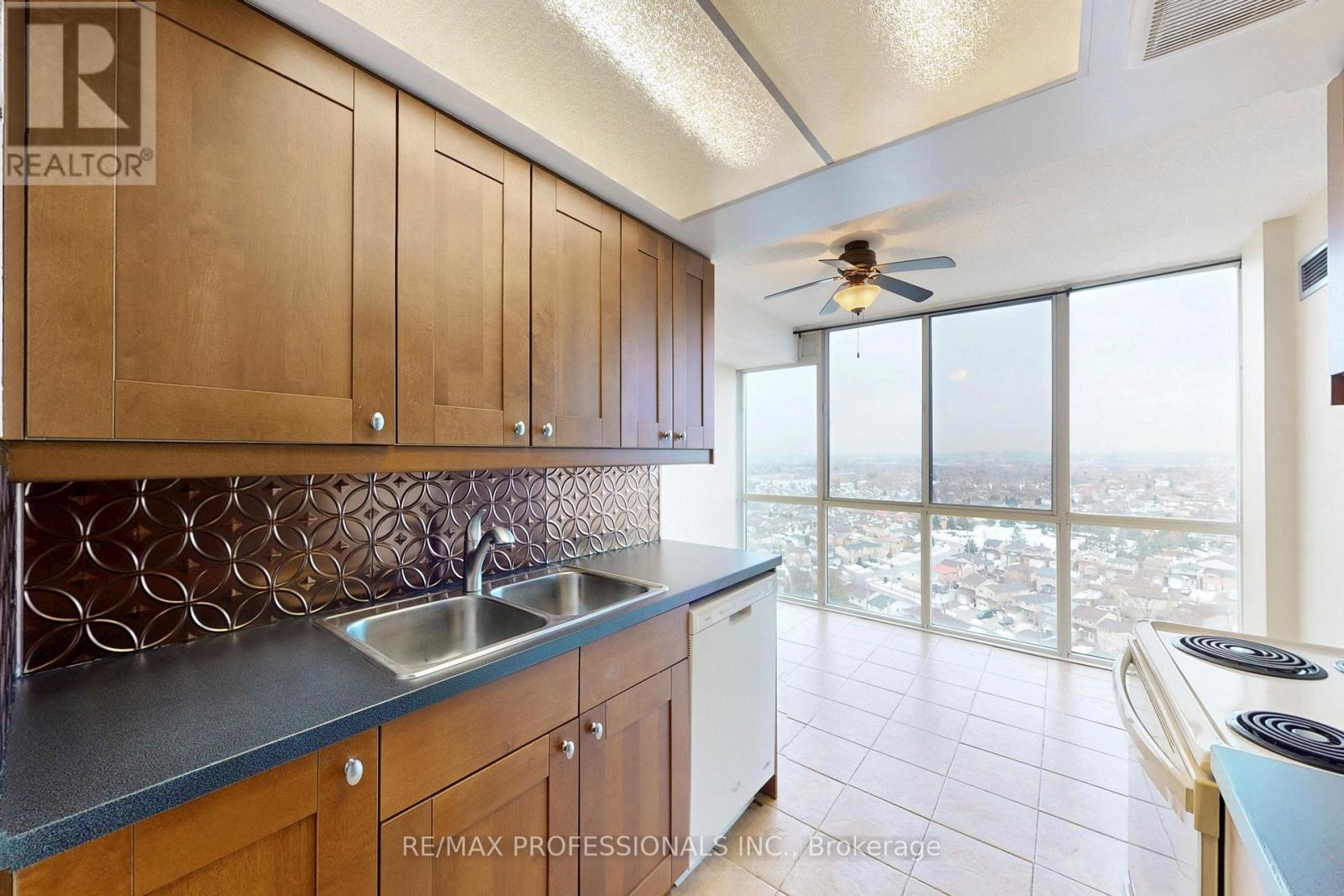 1911 - 10 Markbrook Lane, Toronto, Ontario  M9V 5E3 - Photo 9 - W12866610