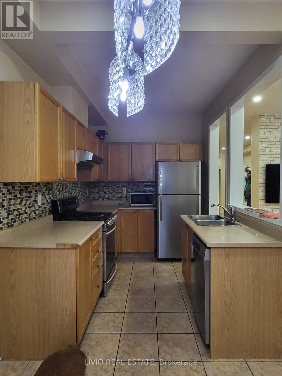 14 Pennyroyal Crescent, Brampton, Ontario  L6S 6J8 - Photo 11 - W12855502