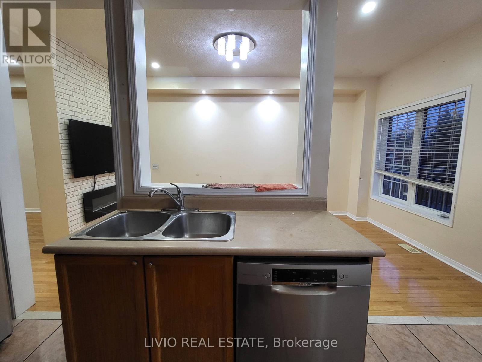 14 Pennyroyal Crescent, Brampton, Ontario  L6S 6J8 - Photo 9 - W12855502