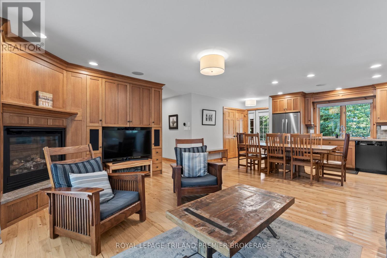 10300 Beach O'pines Road, Lambton Shores, Ontario  N0M 1T0 - Photo 12 - X12866916