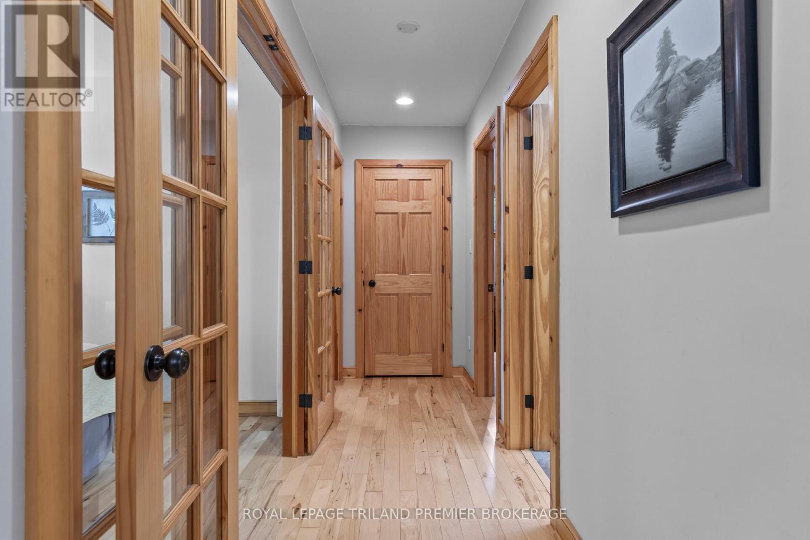 10300 Beach O'pines Road, Lambton Shores, Ontario  N0M 1T0 - Photo 13 - X12866916