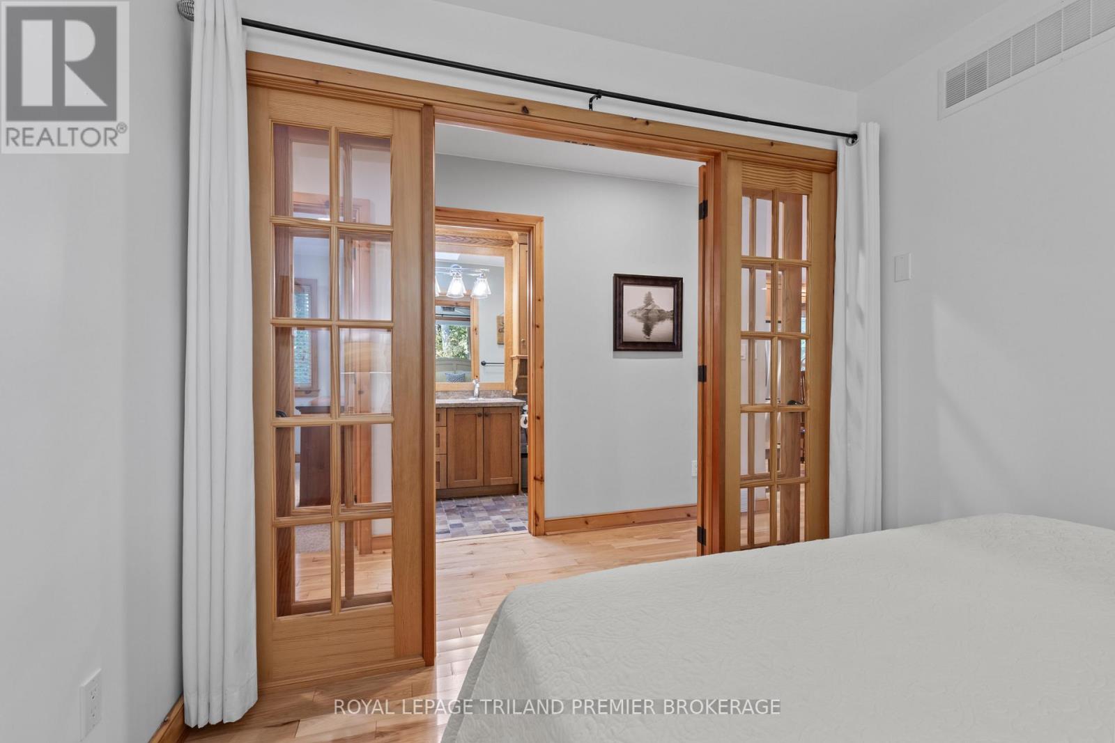 10300 Beach O'pines Road, Lambton Shores, Ontario  N0M 1T0 - Photo 15 - X12866916