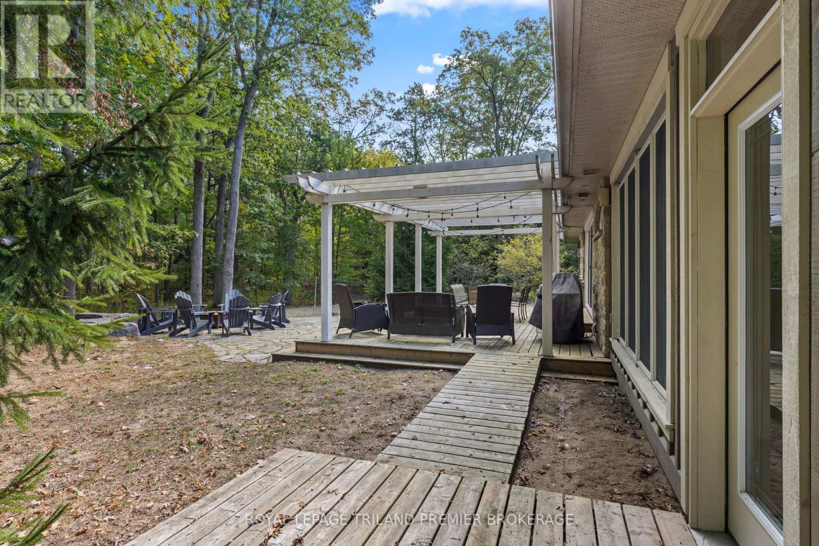 10300 Beach O'pines Road, Lambton Shores, Ontario  N0M 1T0 - Photo 33 - X12866916