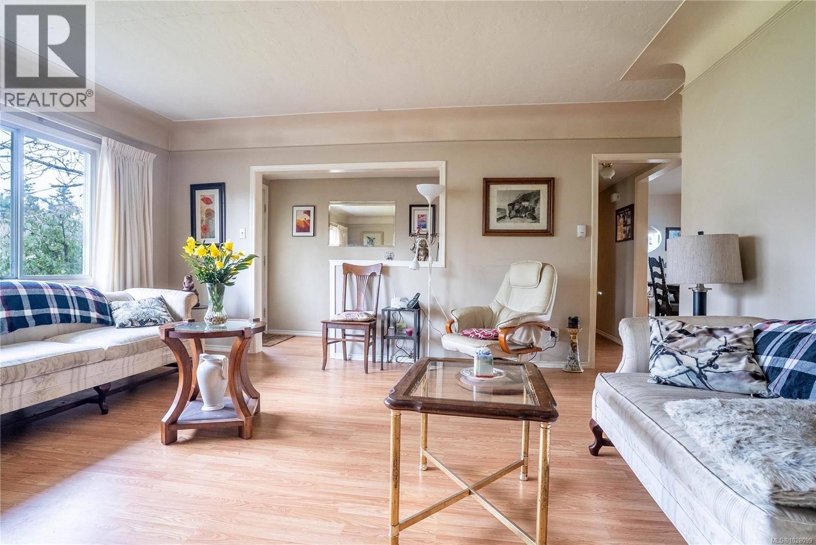 3313 Rolston Cres, Saanich, British Columbia  V8Z 4N9 - Photo 5 - 1028099