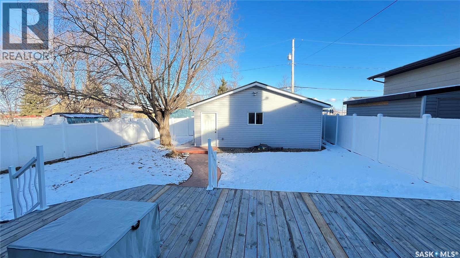 408 Herbert Street, Maple Creek, Saskatchewan  S0N 1N0 - Photo 2 - SK030093