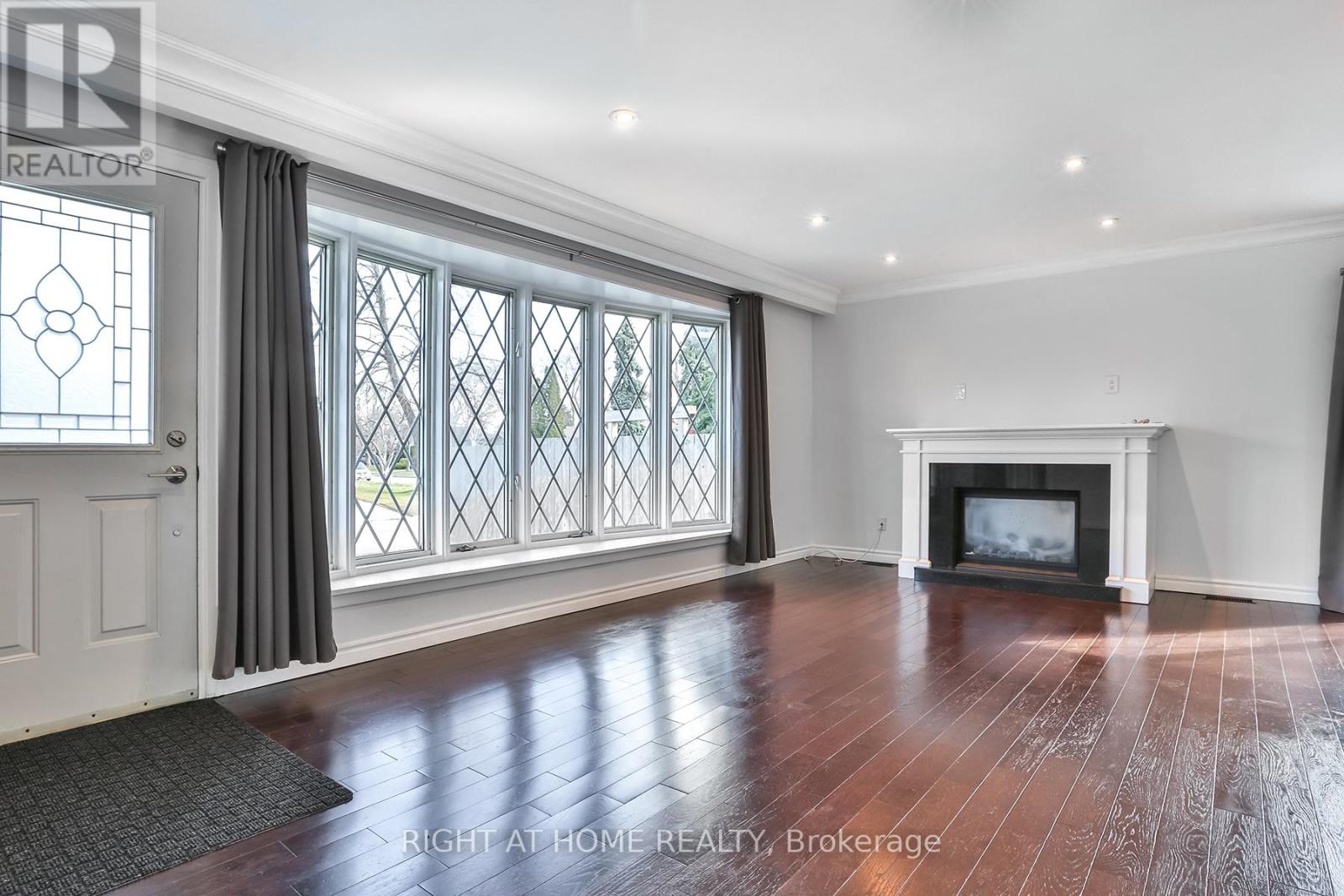 Upper - 63 Panmure Crescent, Toronto, Ontario  M1K 4Y5 - Photo 3 - E12867040