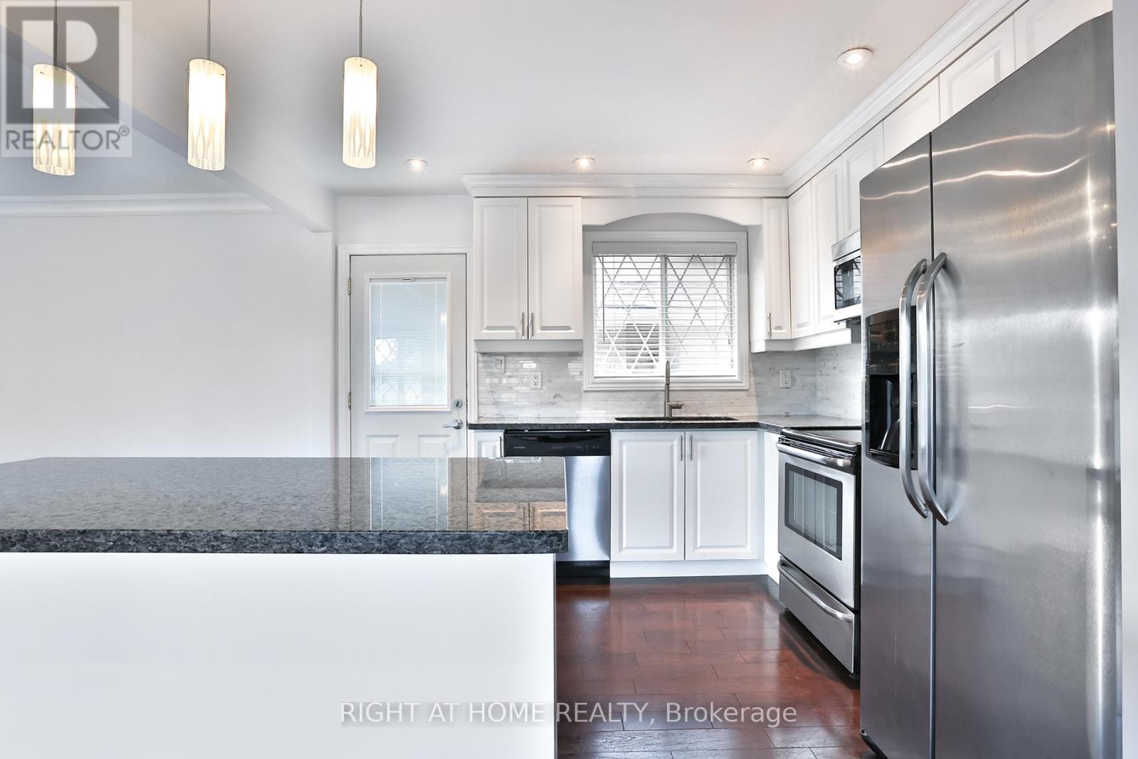 Upper - 63 Panmure Crescent, Toronto, Ontario  M1K 4Y5 - Photo 5 - E12867040