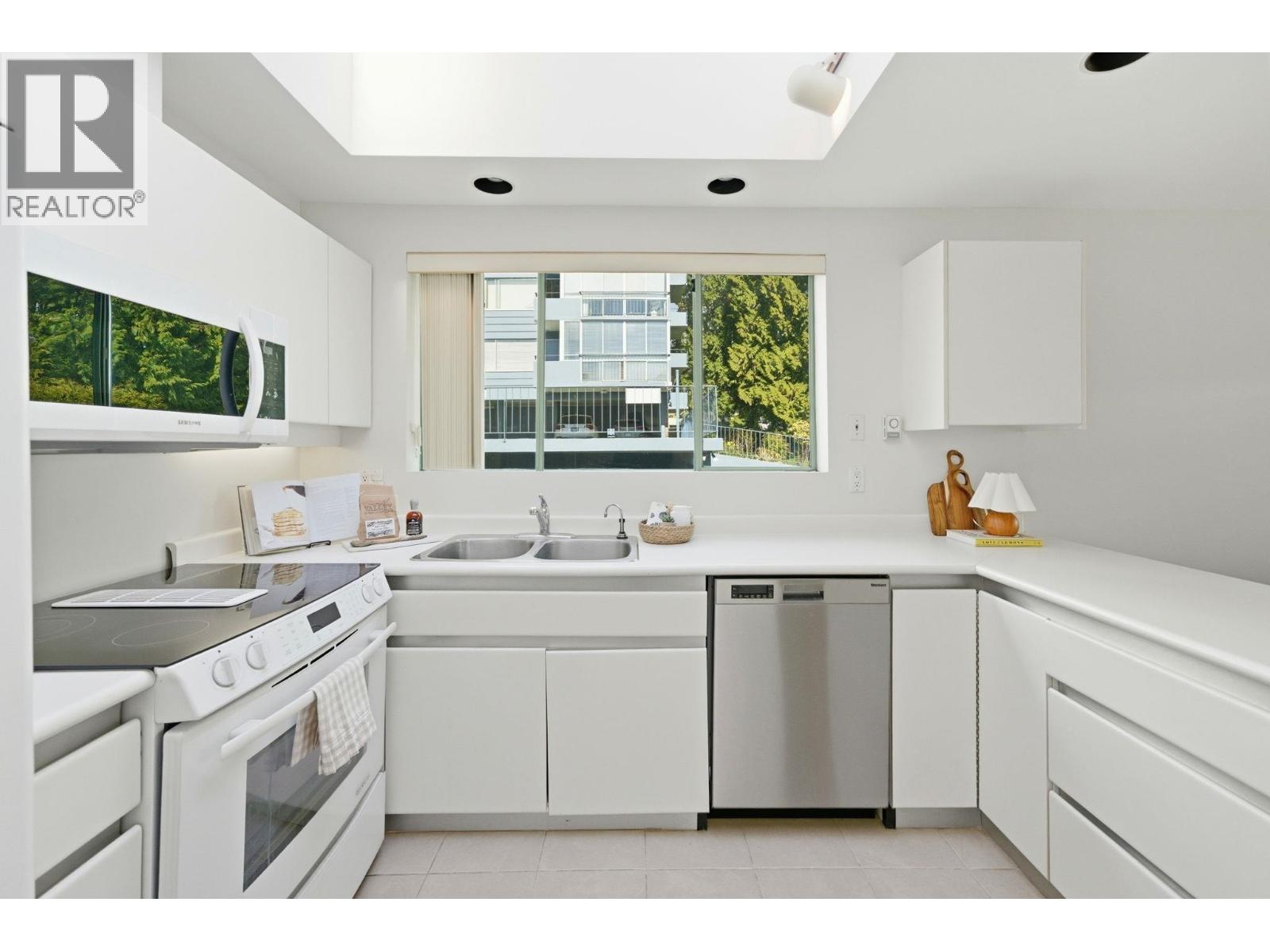 205 565 17th Street, West Vancouver, British Columbia  V7V 3S9 - Photo 5 - R3093164