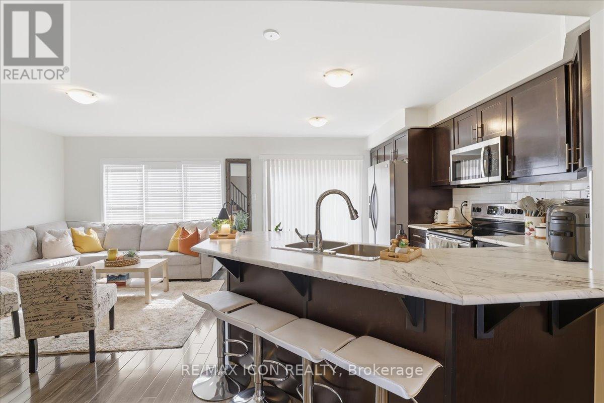 162 West Oak Trail, Kitchener, Ontario  N2R 0J4 - Photo 3 - X12867052