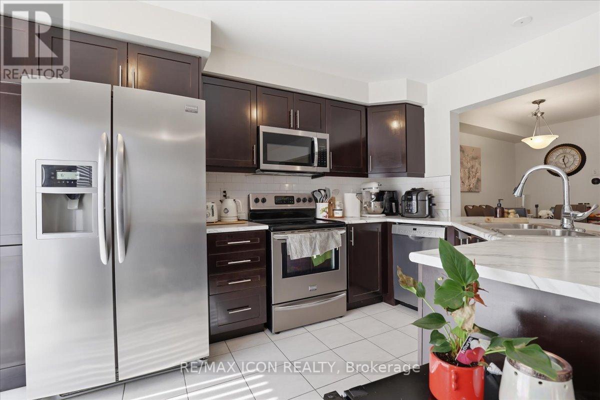 162 West Oak Trail, Kitchener, Ontario  N2R 0J4 - Photo 5 - X12867052