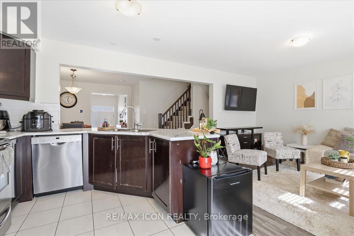 162 West Oak Trail, Kitchener, Ontario  N2R 0J4 - Photo 6 - X12867052