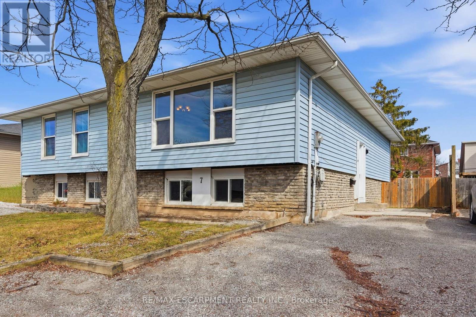 7 Calcott Court, Thorold, Ontario  L2V 4J9 - Photo 2 - X12867074