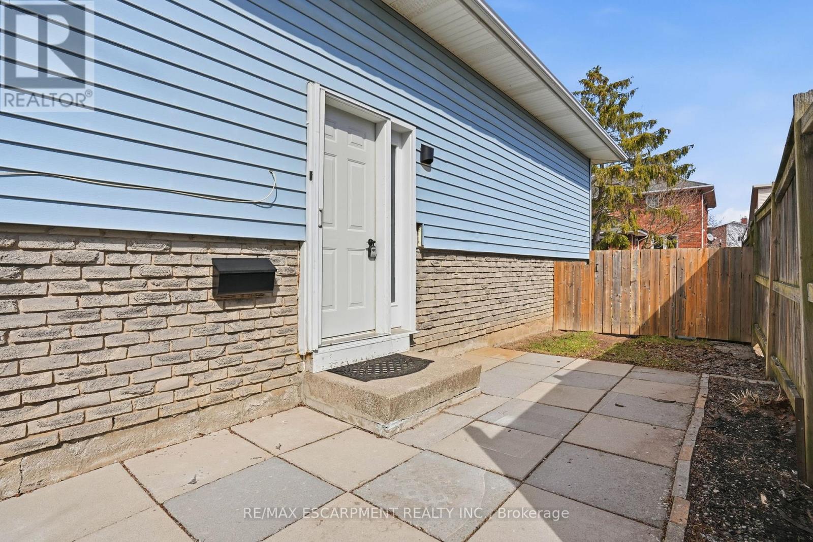 7 Calcott Court, Thorold, Ontario  L2V 4J9 - Photo 3 - X12867074
