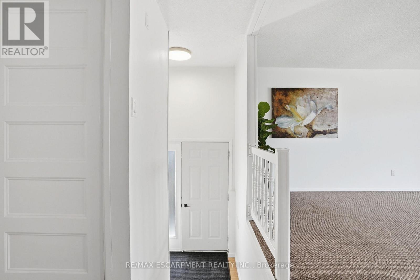 7 Calcott Court, Thorold, Ontario  L2V 4J9 - Photo 4 - X12867074