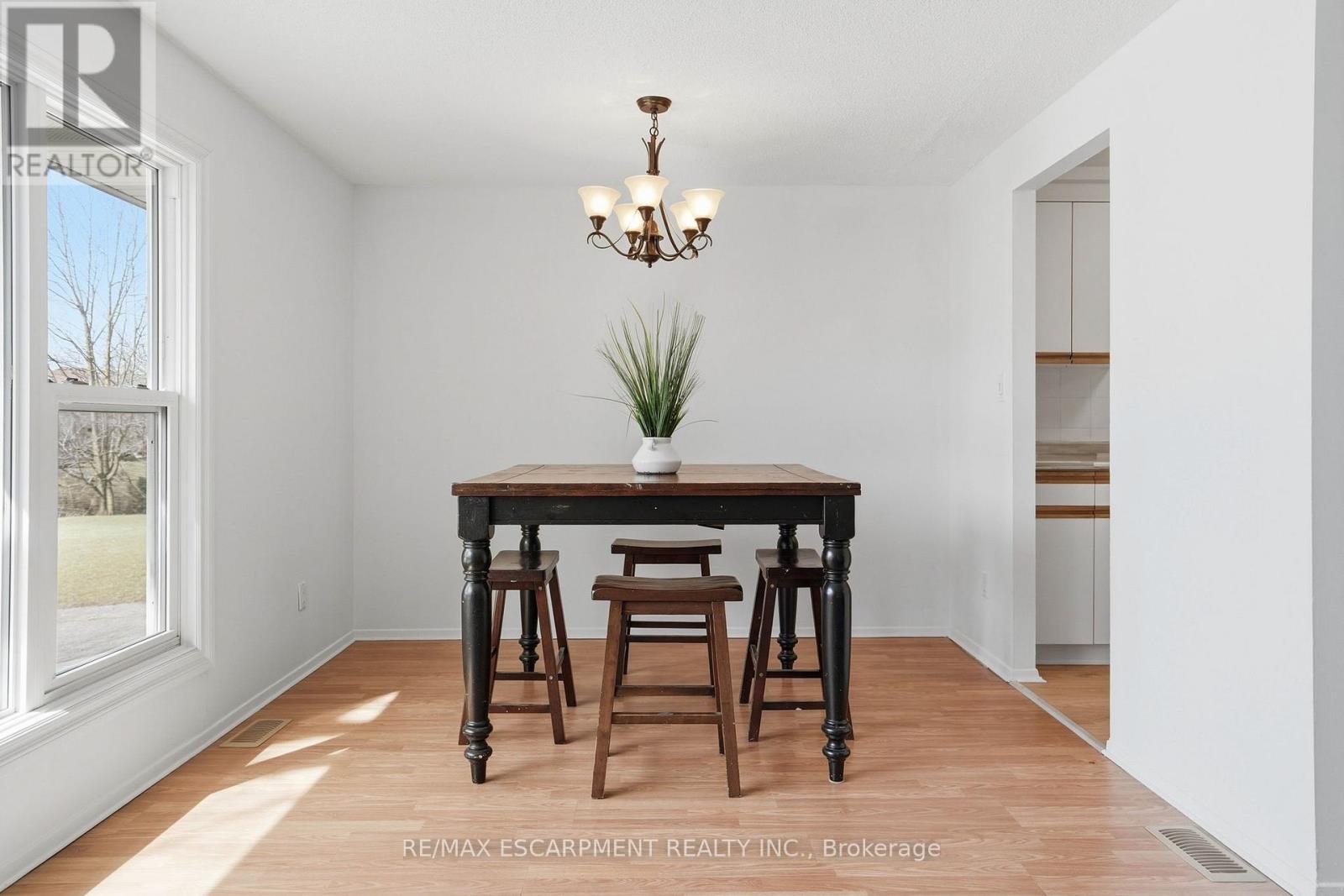 7 Calcott Court, Thorold, Ontario  L2V 4J9 - Photo 8 - X12867074