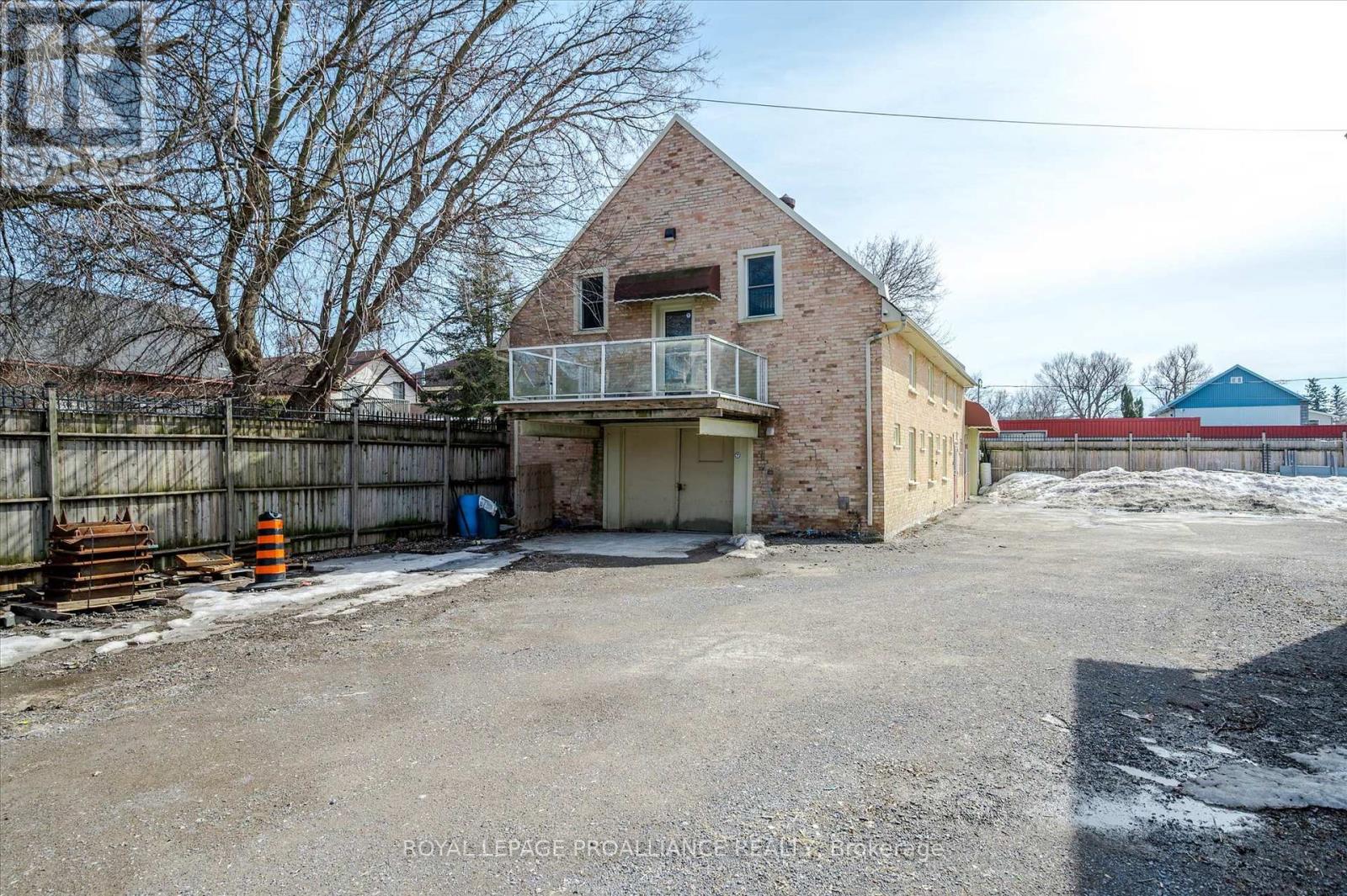 UPPER UNIT - 255 MCDONNEL STREET S, Peterborough, Ontario