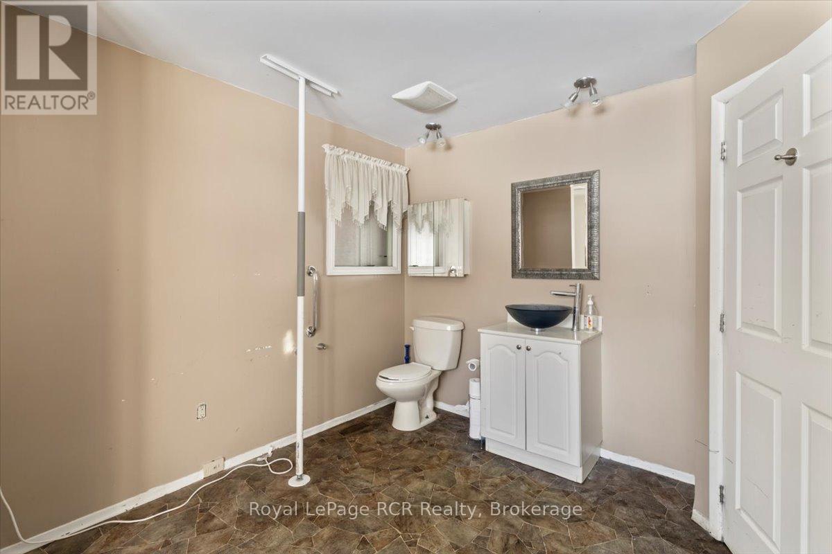 389 3rd Street, Hanover, Ontario  N4N 1B4 - Photo 12 - X12776858