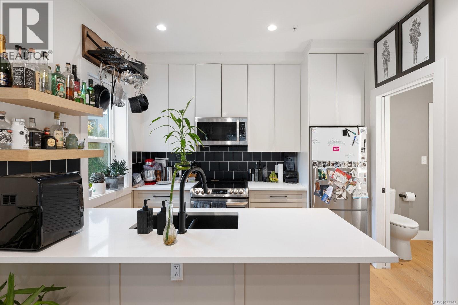 6 937 Colville Rd, Esquimalt, British Columbia  V9A 4P4 - Photo 2 - 1028362