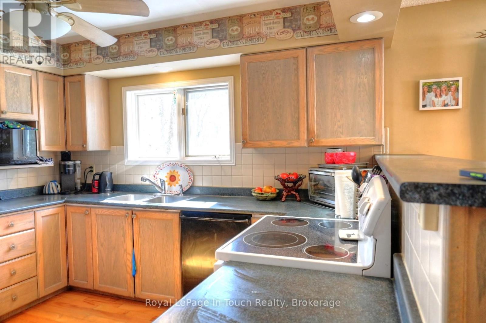 476 Hungry Bay Road E, Georgian Bay (Baxter), Ontario  L0K 1S0 - Photo 25 - X12867180