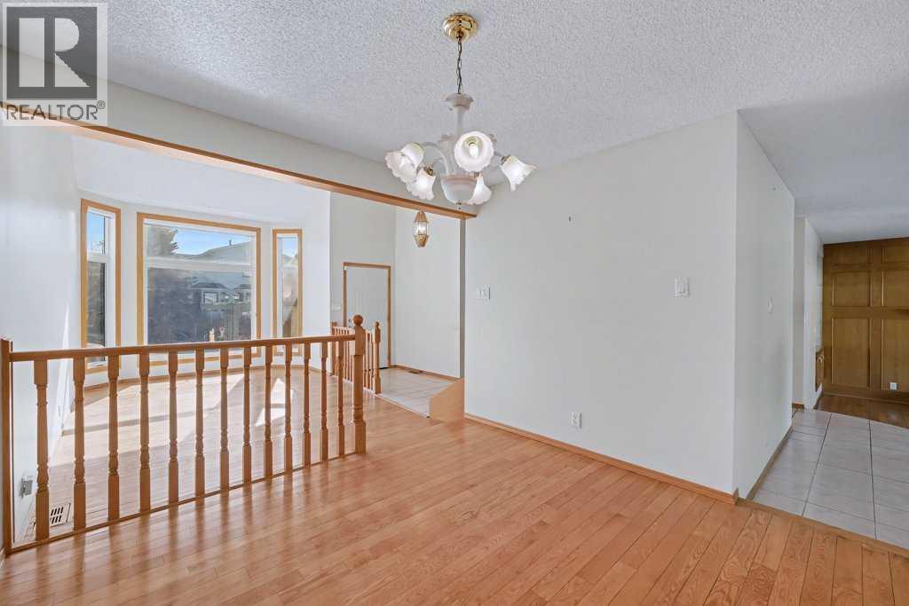 82 Wood Valley Drive Sw, Calgary, Alberta  T2W 5V6 - Photo 10 - A2290576