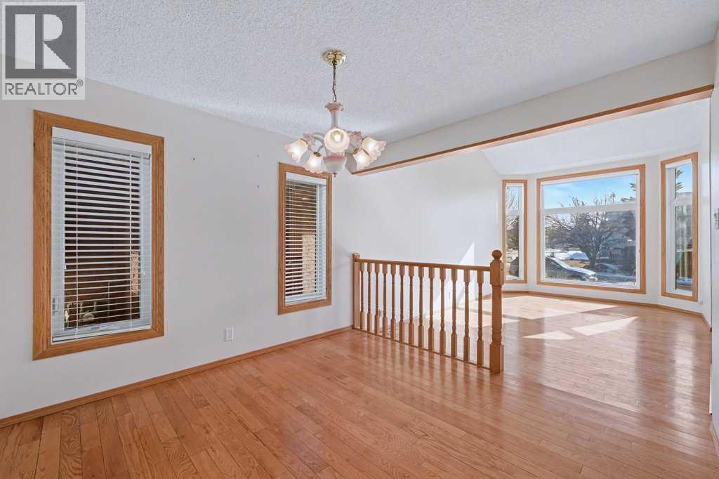 82 Wood Valley Drive Sw, Calgary, Alberta  T2W 5V6 - Photo 9 - A2290576