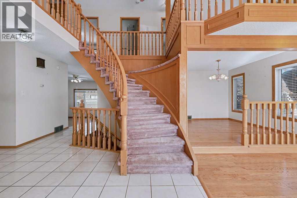 82 Wood Valley Drive Sw, Calgary, Alberta  T2W 5V6 - Photo 2 - A2290576