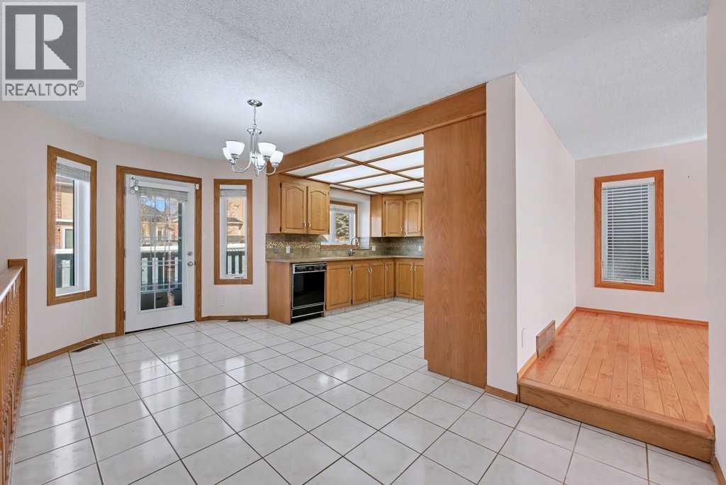 82 Wood Valley Drive Sw, Calgary, Alberta  T2W 5V6 - Photo 12 - A2290576