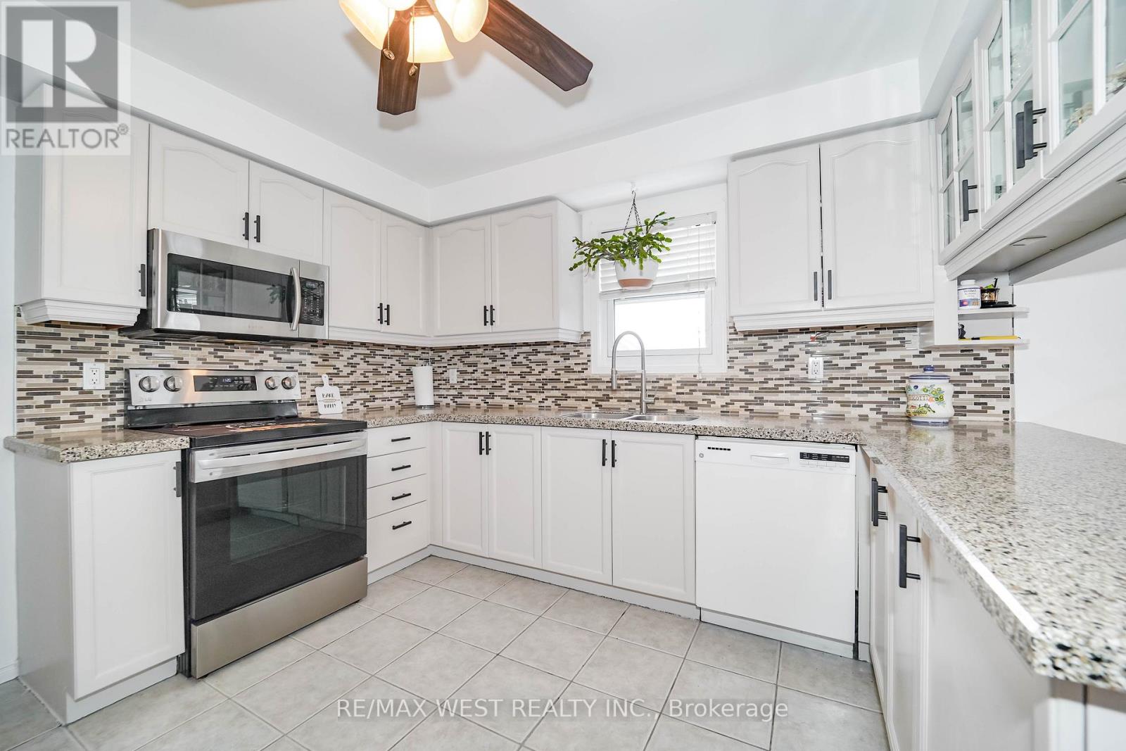 5581 Wheatland Court, Mississauga, Ontario  L5V 2E4 - Photo 2 - W12867148