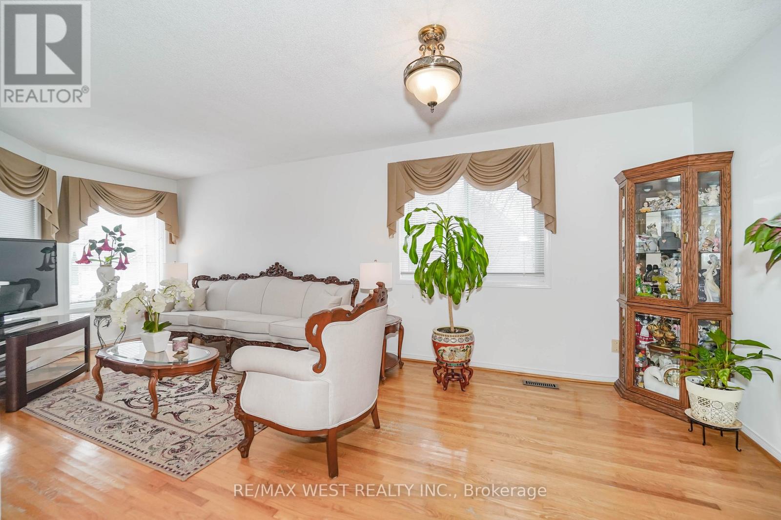 5581 Wheatland Court, Mississauga, Ontario  L5V 2E4 - Photo 4 - W12867148