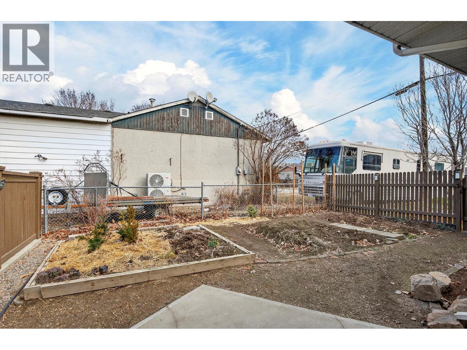 690 Holt Street, Kamloops, British Columbia  V2B 5G3 - Photo 3 - 10378791