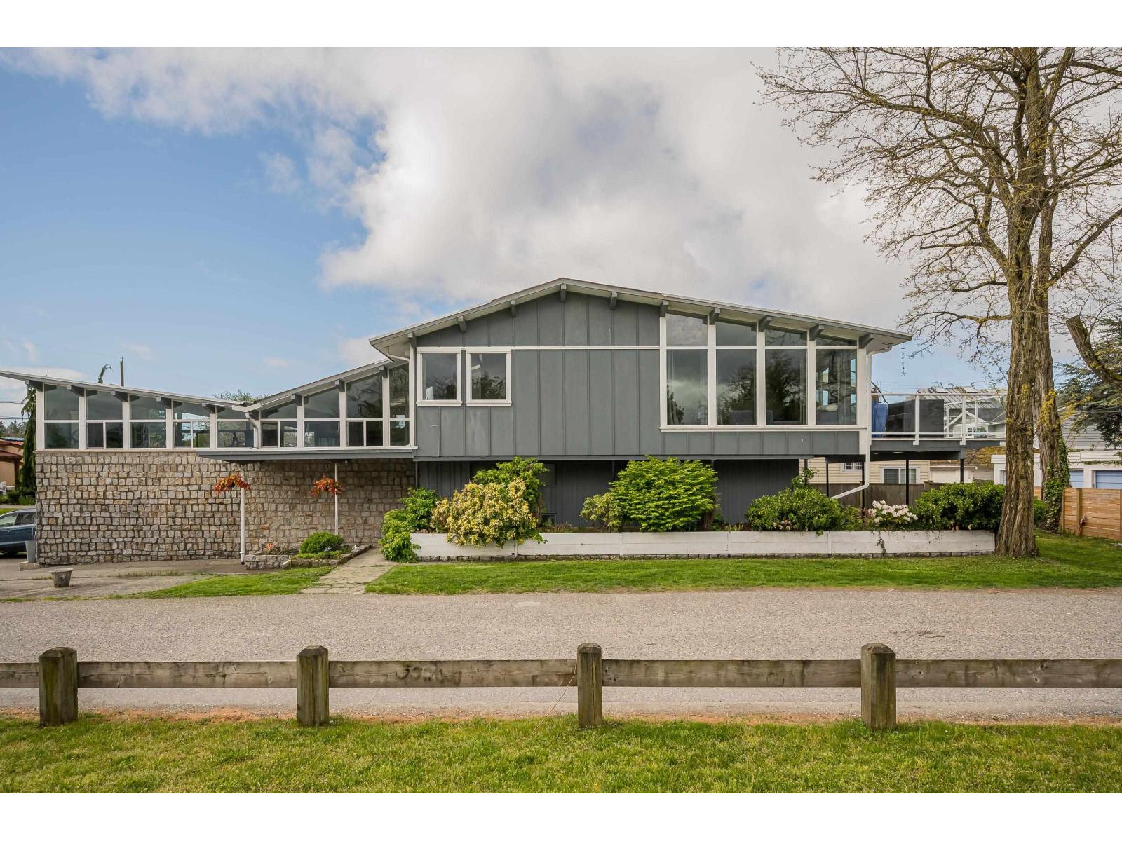 3099 Mcbride Avenue, Surrey, British Columbia  V4A 3G9 - Photo 2 - R3097478